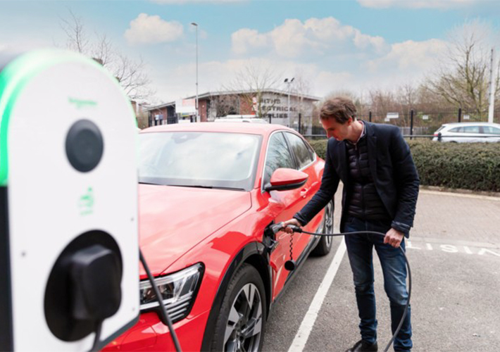 Foto Schneider Electric crea el programa Especialista EVlink para instaladores, impulsando la movilidad eléctrica.